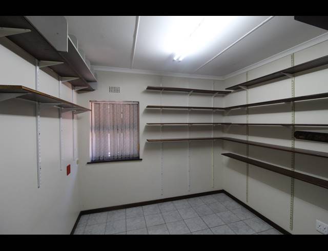 226M² BUSINESS CENTRE TO LET IN VREDENBURG